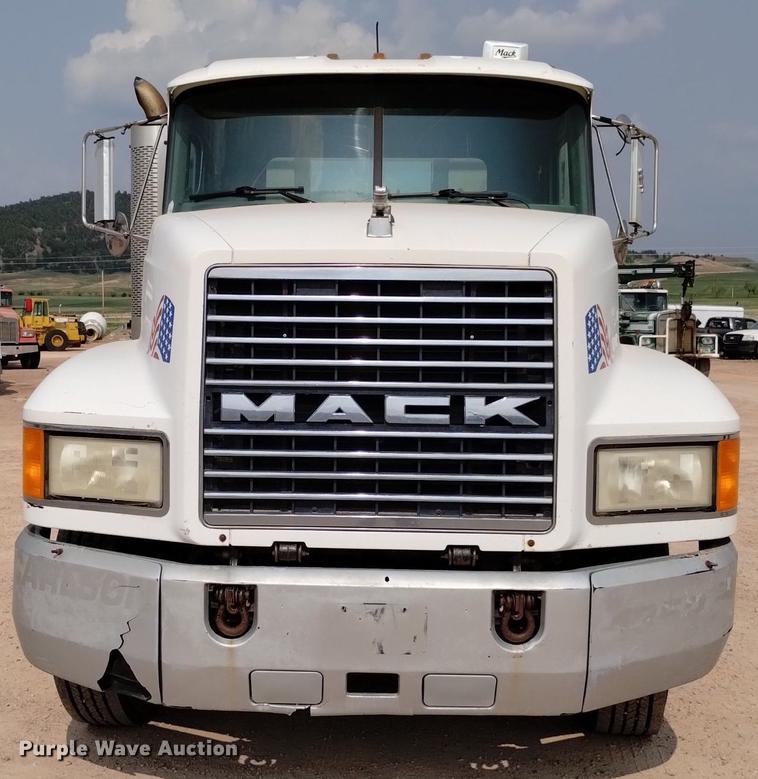 image for item DN6445 1999 Mack CH613  semi truck