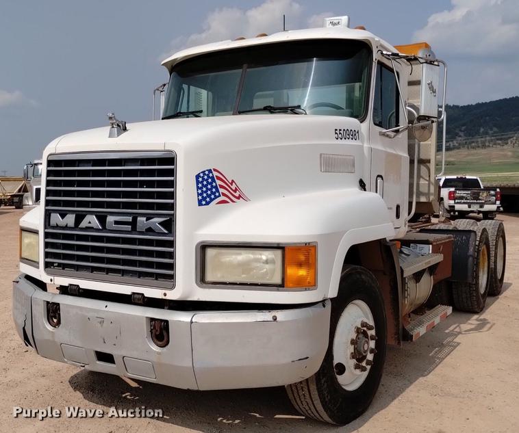 image for item DN6445 1999 Mack CH613  semi truck