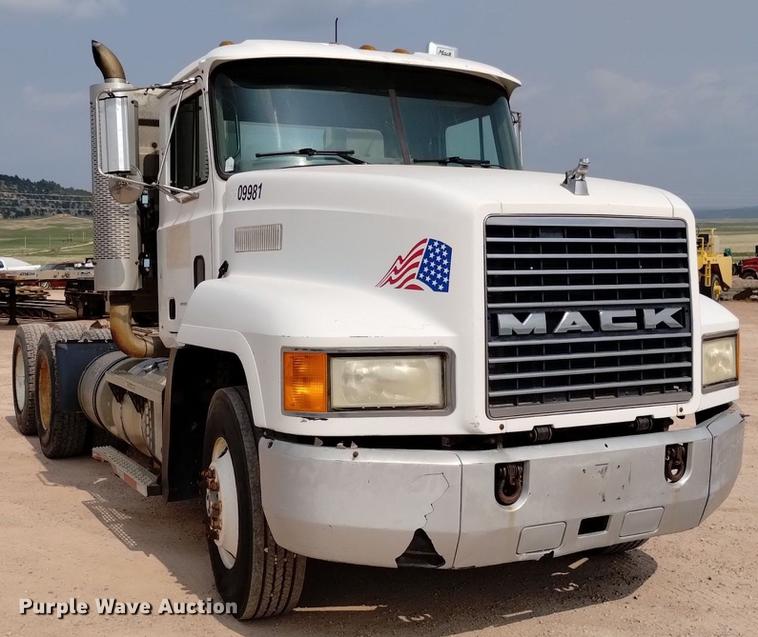 image for item DN6445 1999 Mack CH613  semi truck