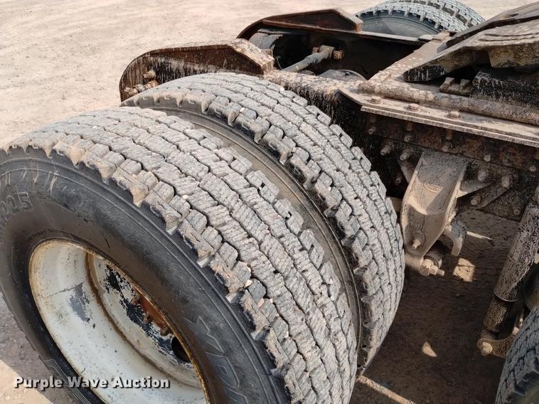 image for item DN6445 1999 Mack CH613  semi truck