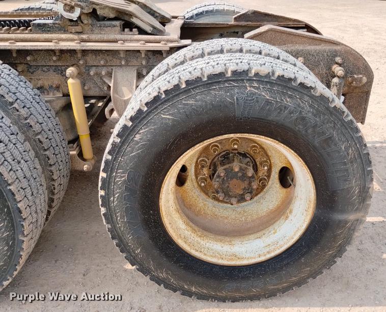 image for item DN6445 1999 Mack CH613  semi truck