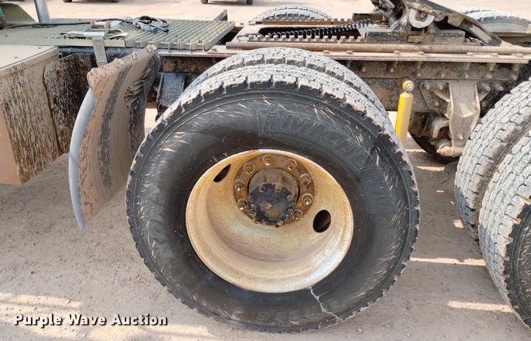 image for item DN6445 1999 Mack CH613  semi truck