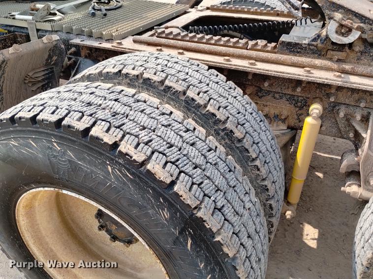 image for item DN6445 1999 Mack CH613  semi truck