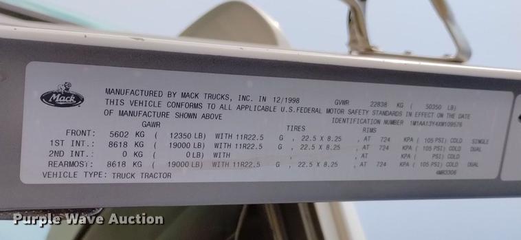 image for item DN6445 1999 Mack CH613  semi truck