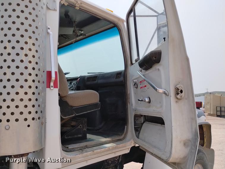 image for item DN6446 1994 Ford L9000  ready mix truck