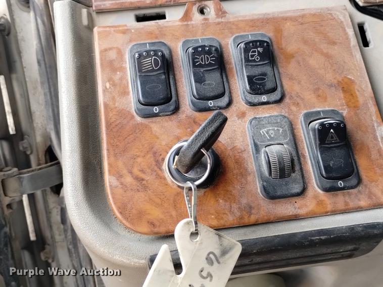 image for item DN6450 2006 Peterbilt 379  semi truck