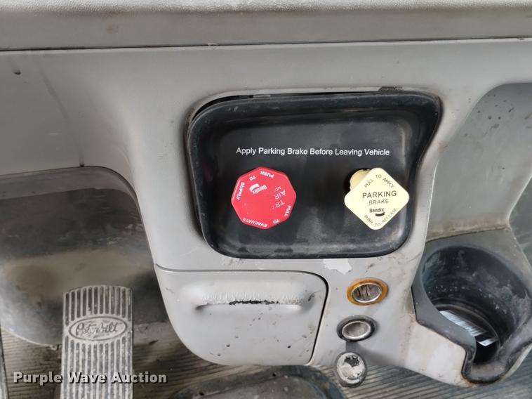 image for item DN6450 2006 Peterbilt 379  semi truck