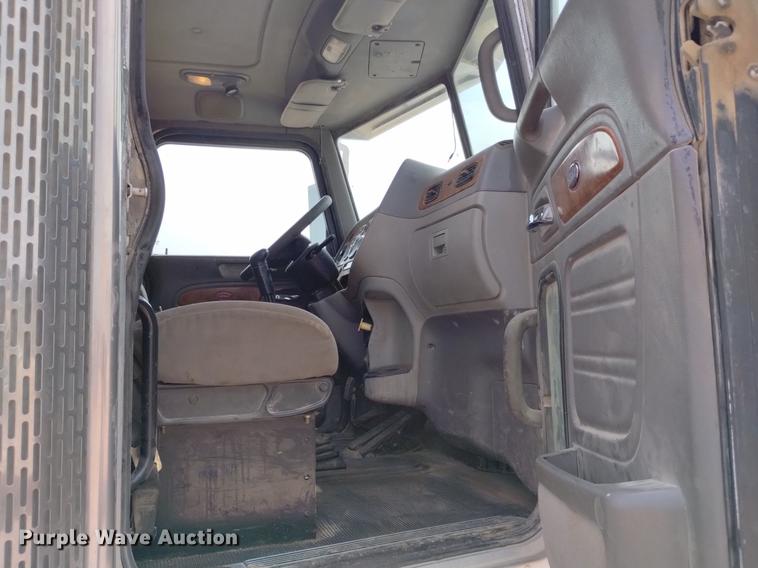 image for item DN6450 2006 Peterbilt 379  semi truck