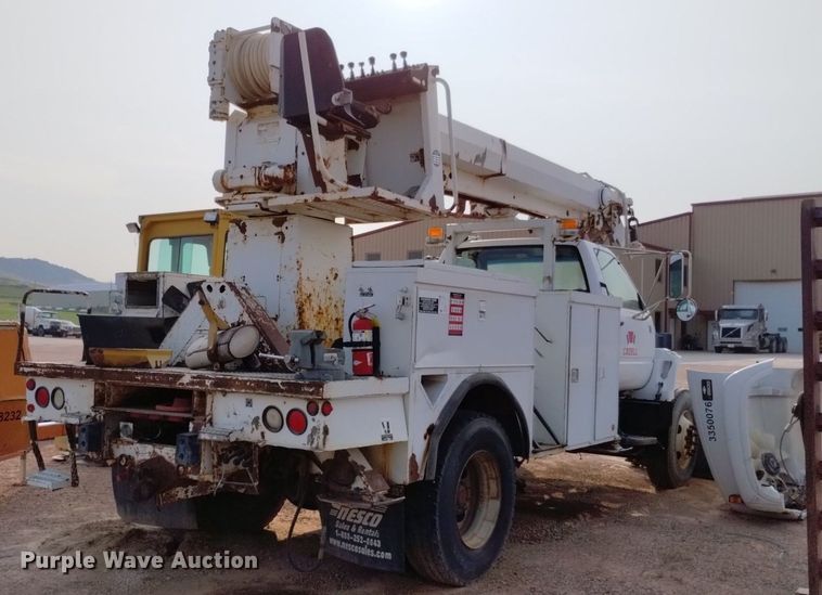 image for item DN6460 2000 Chevrolet C7500  digger derrick truck