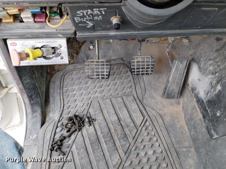 image for item DN6460 2000 Chevrolet C7500  digger derrick truck