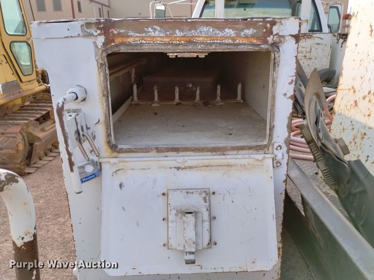 image for item DN6460 2000 Chevrolet C7500  digger derrick truck