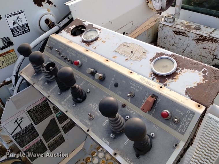 image for item DN6460 2000 Chevrolet C7500  digger derrick truck