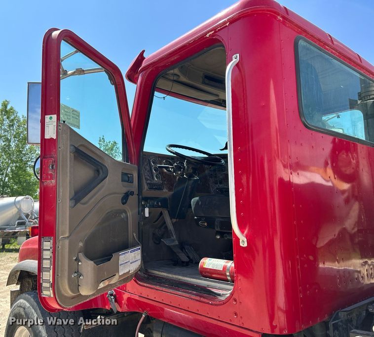 image for item DR4639 2006 International Paystar 5500i  ready mix truck