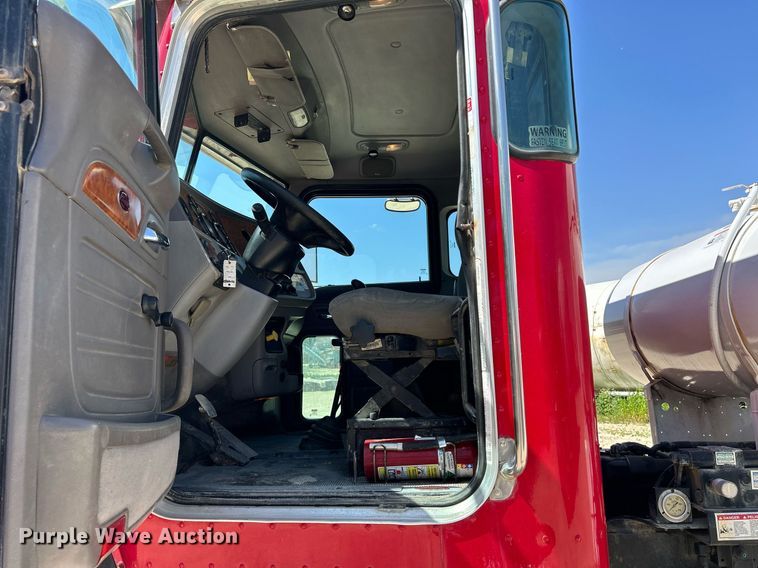 image for item DR4640 2007 Peterbilt 357  ready mix truck