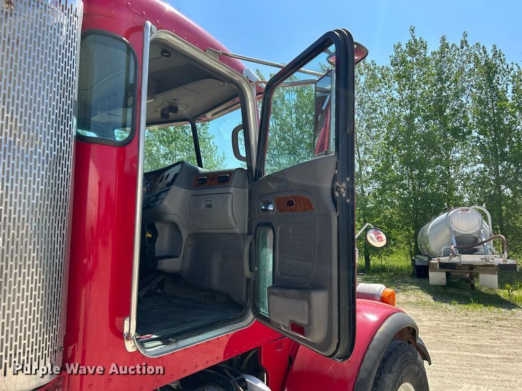 image for item DR4640 2007 Peterbilt 357  ready mix truck