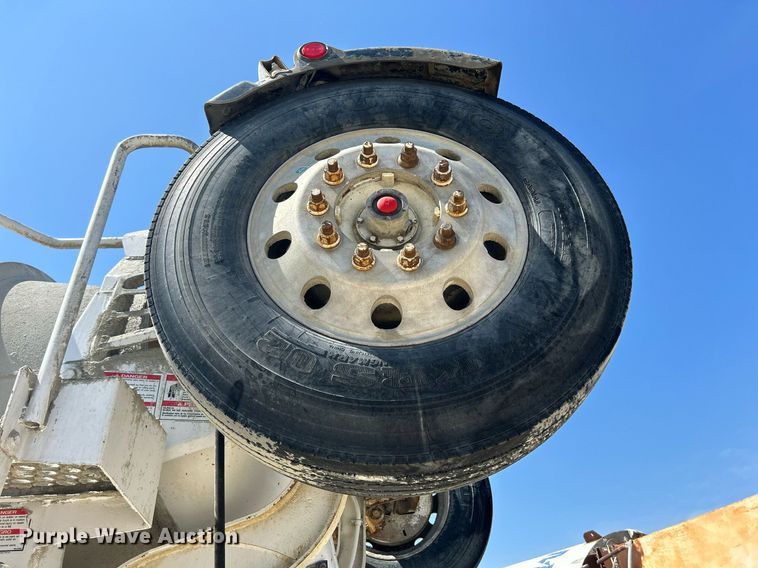 image for item DR4640 2007 Peterbilt 357  ready mix truck