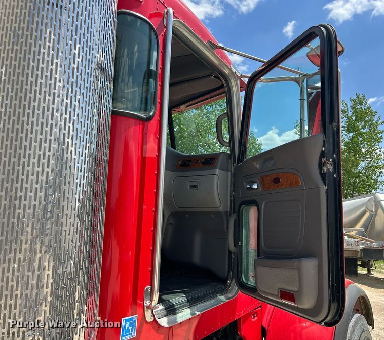 image for item DR4641 2007 Peterbilt 357  ready mix truck