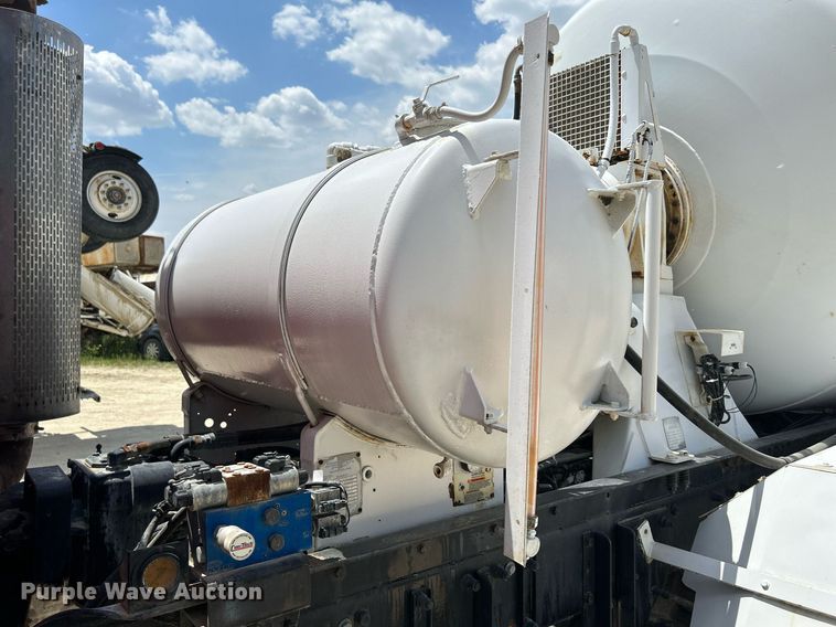 image for item DR4642 2007 Peterbilt 357  ready mix truck