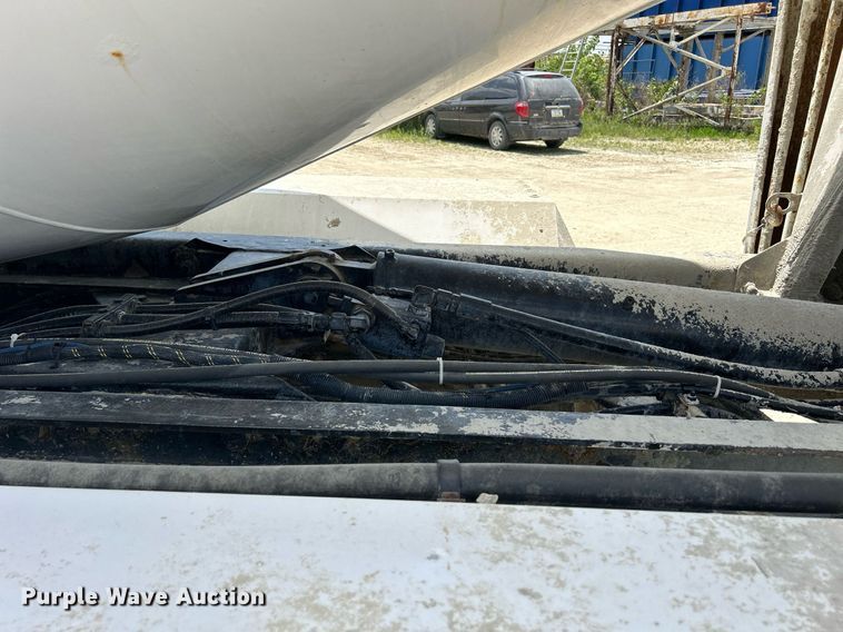 image for item DR4642 2007 Peterbilt 357  ready mix truck