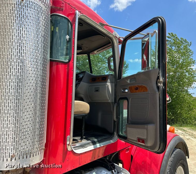 image for item DR4642 2007 Peterbilt 357  ready mix truck