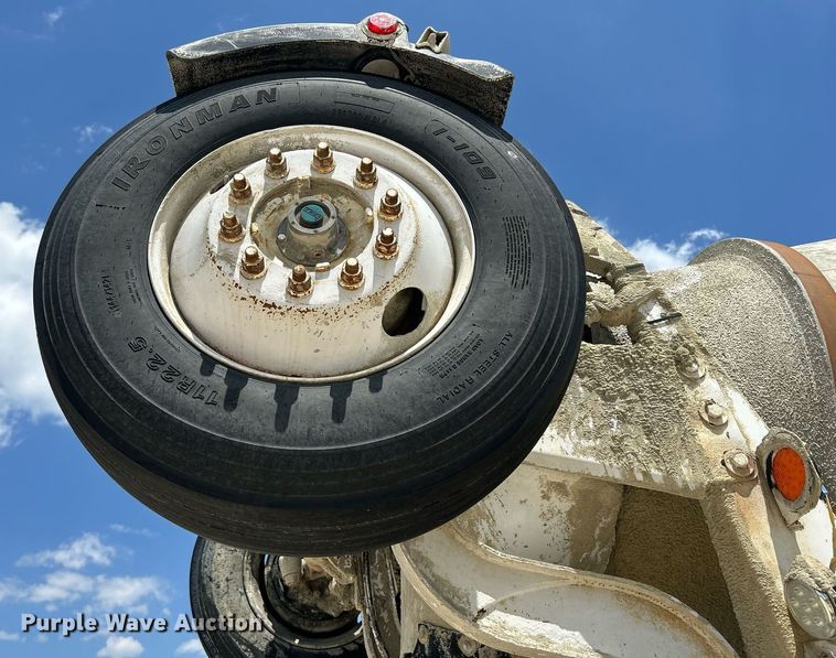 image for item DR4642 2007 Peterbilt 357  ready mix truck