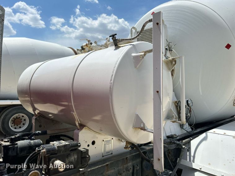 image for item DR4643 2007 Peterbilt 357  ready mix truck