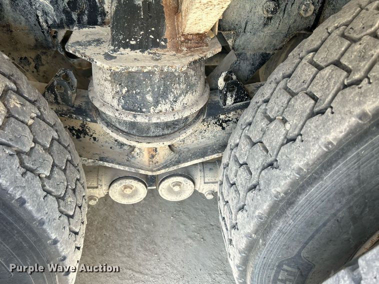 image for item DR4644 2007 Peterbilt 357  ready mix truck