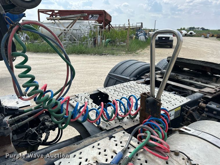 image for item DR4646 2016 Mack CXU613  semi truck