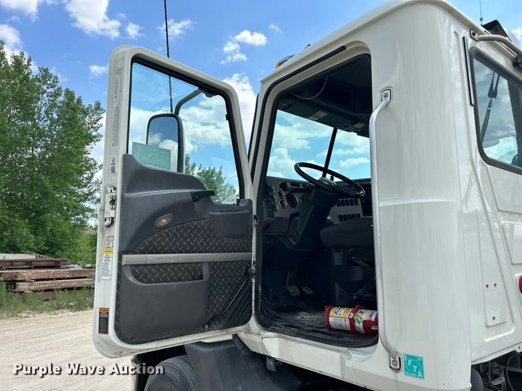 image for item DR4646 2016 Mack CXU613  semi truck