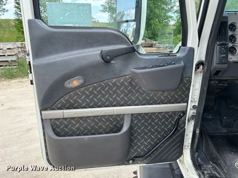 image for item DR4646 2016 Mack CXU613  semi truck