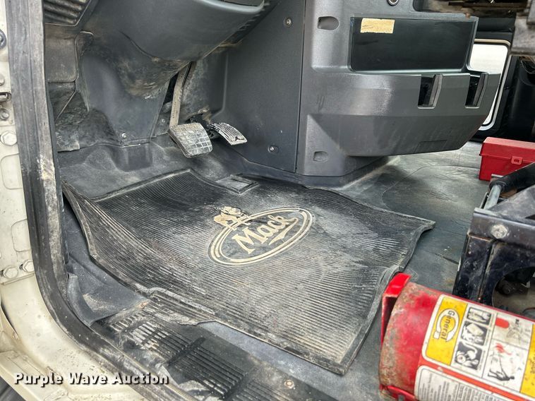 image for item DR4646 2016 Mack CXU613  semi truck