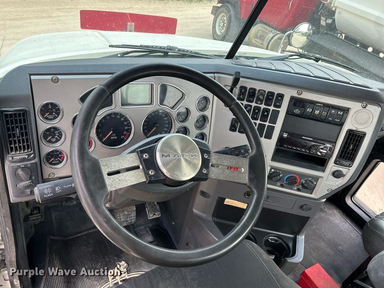 image for item DR4646 2016 Mack CXU613  semi truck