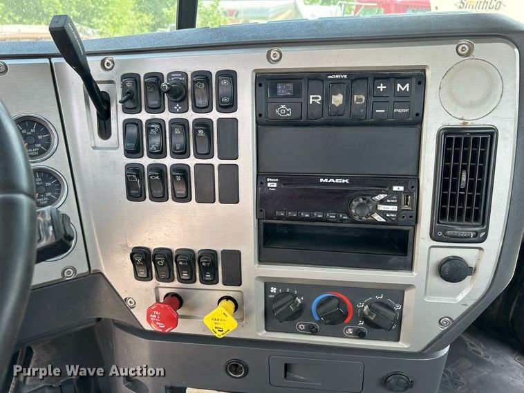 image for item DR4646 2016 Mack CXU613  semi truck