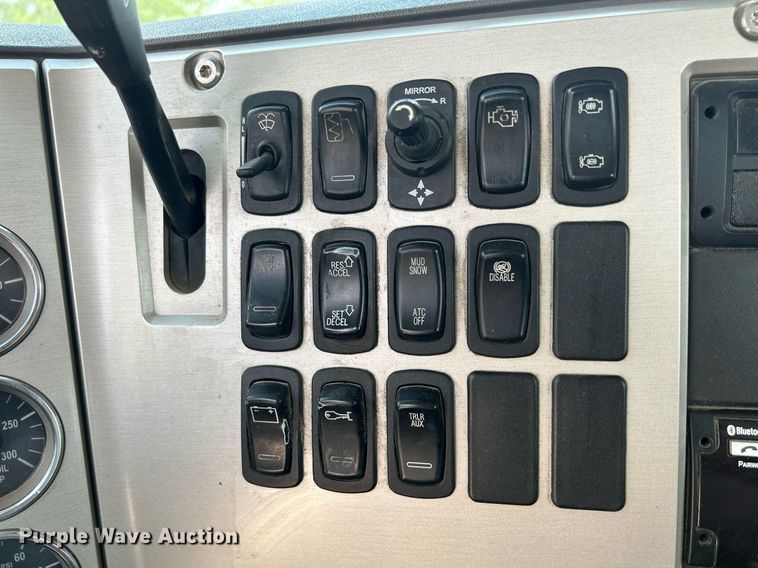 image for item DR4646 2016 Mack CXU613  semi truck