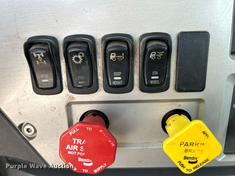 image for item DR4646 2016 Mack CXU613  semi truck