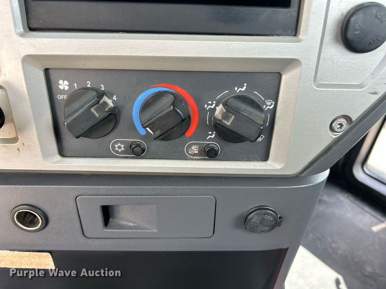 image for item DR4646 2016 Mack CXU613  semi truck