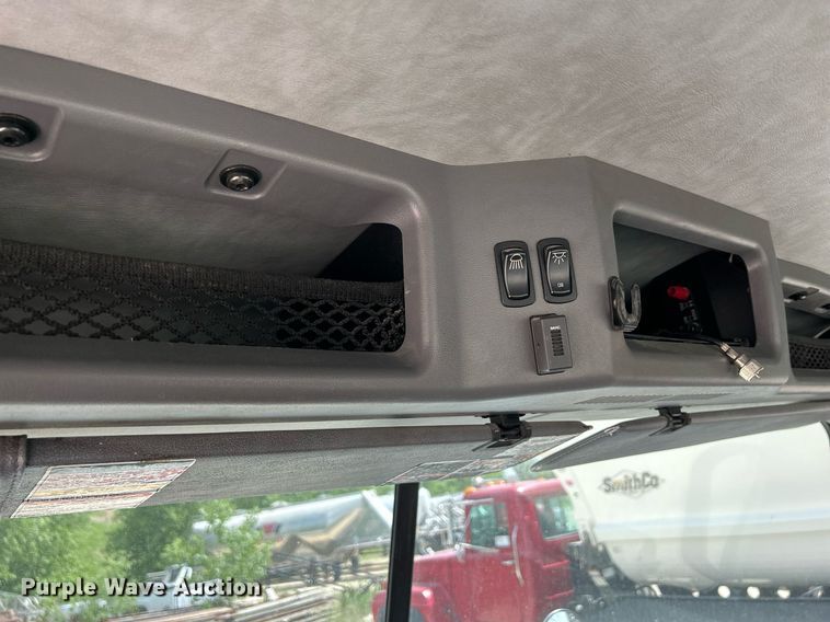 image for item DR4646 2016 Mack CXU613  semi truck