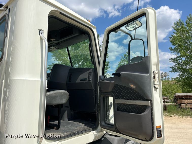 image for item DR4646 2016 Mack CXU613  semi truck