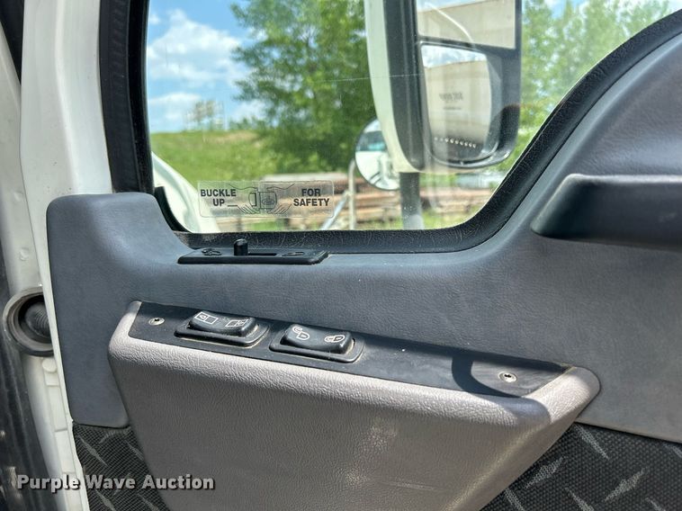 image for item DR4646 2016 Mack CXU613  semi truck