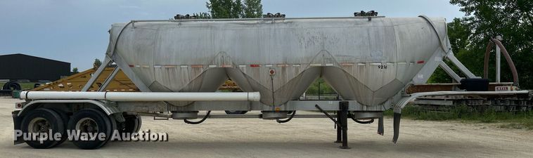 image for item DR4647 1992 Heil  pneumatic dry bulk trailer