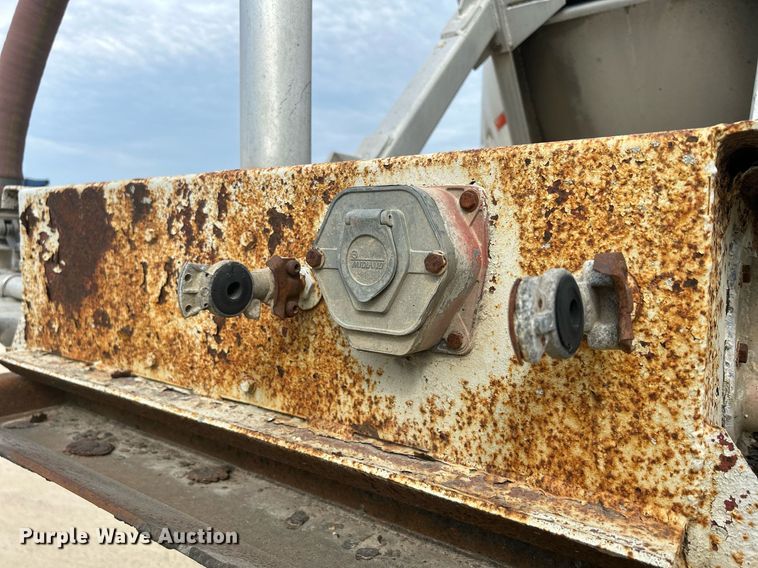 image for item DR4647 1992 Heil  pneumatic dry bulk trailer