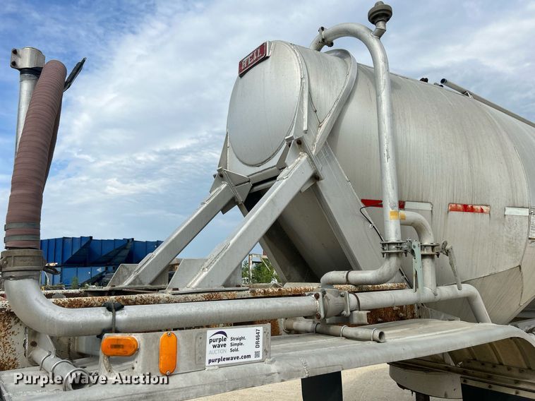 image for item DR4647 1992 Heil  pneumatic dry bulk trailer