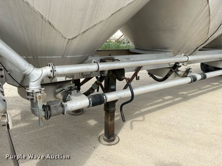 image for item DR4647 1992 Heil  pneumatic dry bulk trailer