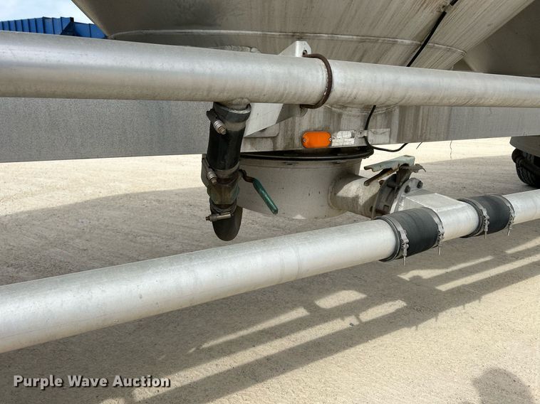 image for item DR4647 1992 Heil  pneumatic dry bulk trailer