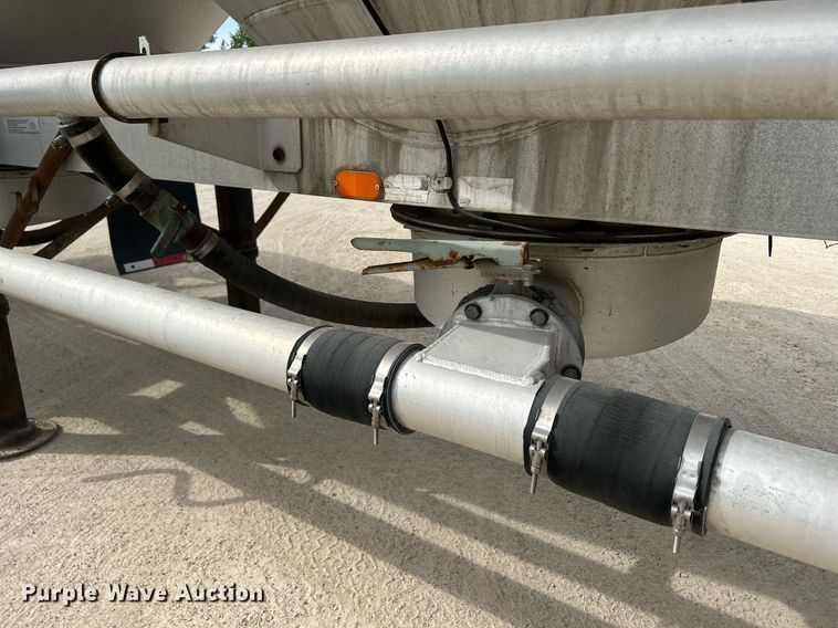 image for item DR4647 1992 Heil  pneumatic dry bulk trailer