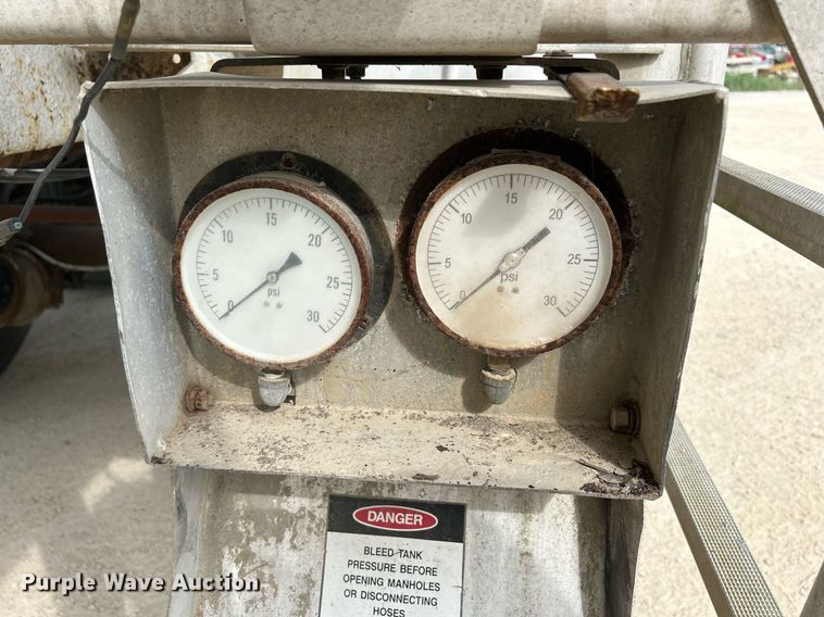 image for item DR4647 1992 Heil  pneumatic dry bulk trailer