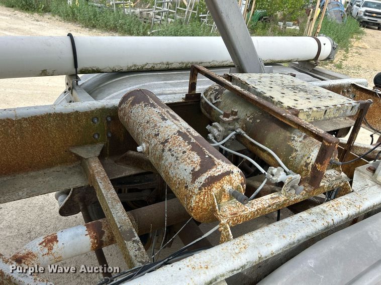 image for item DR4647 1992 Heil  pneumatic dry bulk trailer