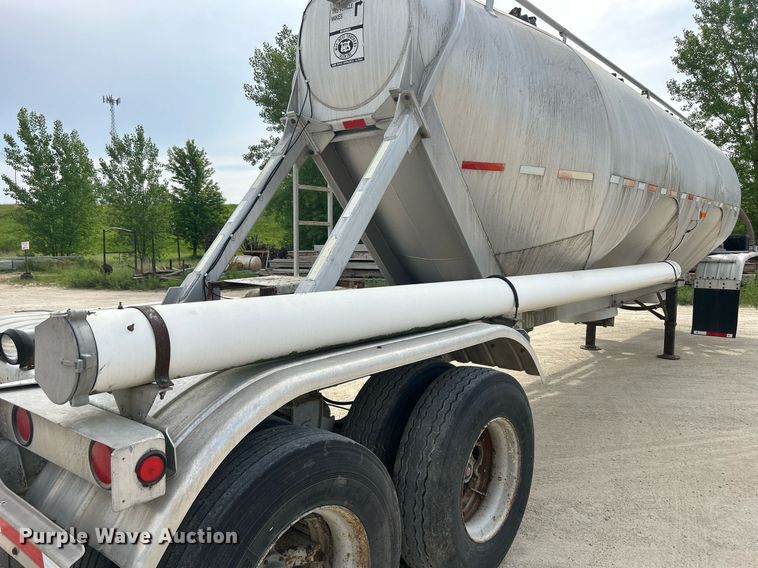 image for item DR4647 1992 Heil  pneumatic dry bulk trailer