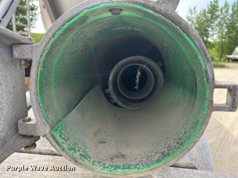 image for item DR4647 1992 Heil  pneumatic dry bulk trailer