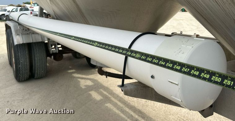 image for item DR4647 1992 Heil  pneumatic dry bulk trailer